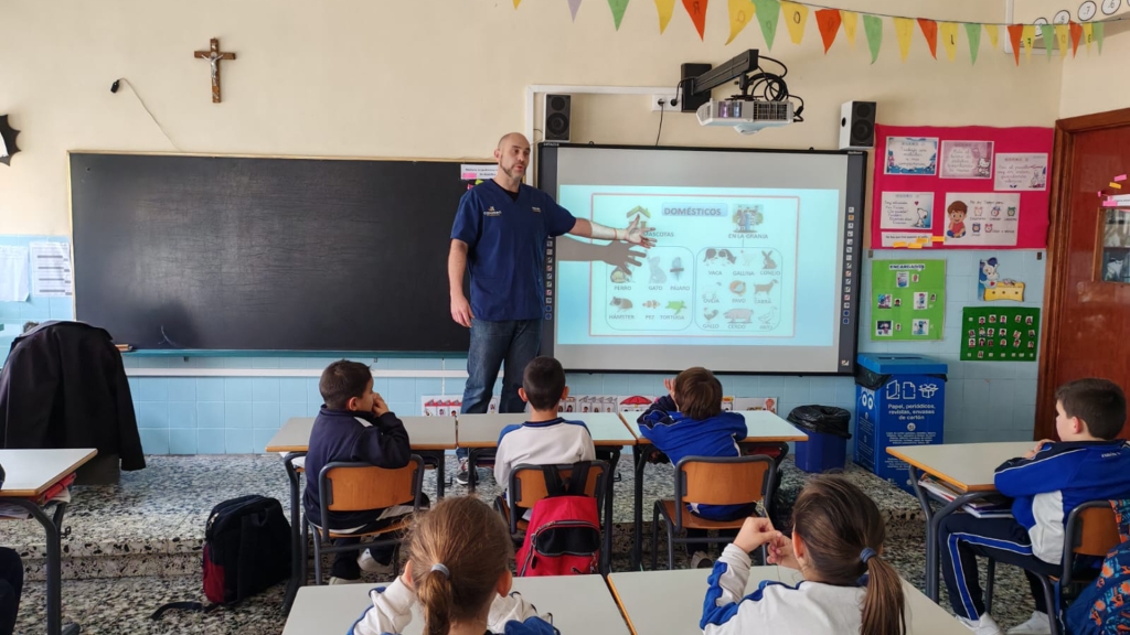 El Colegio de Veterinarios de Alicante acerca la profesión a más de 2.000 escolares en 2025
